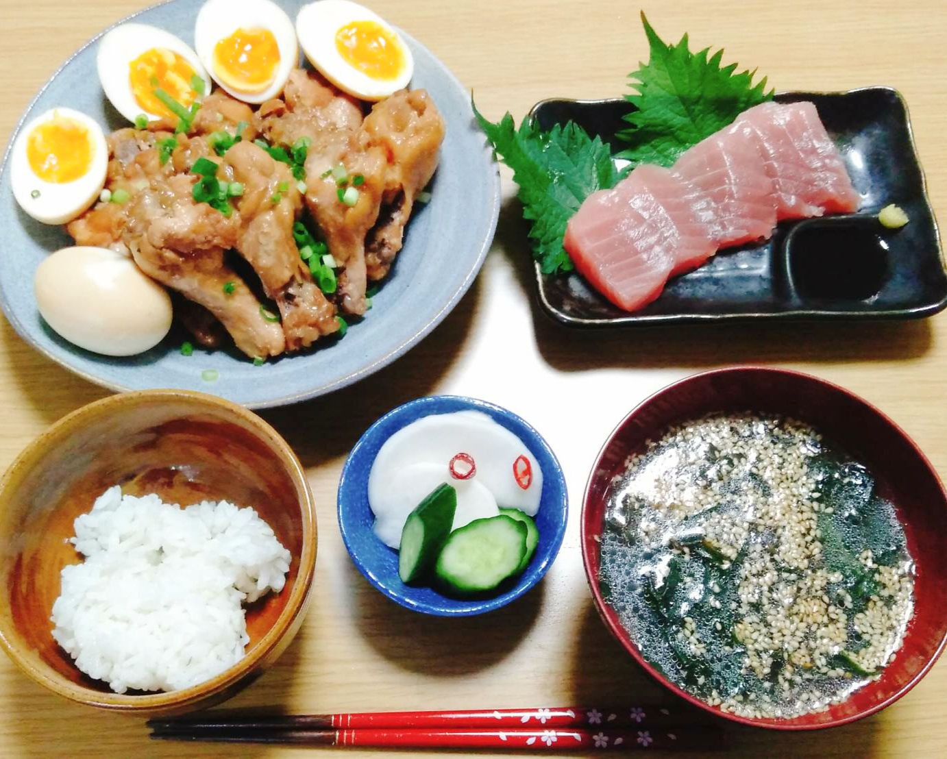 <夕食><br><br>このような内容でも、栄養が足りているか?と聞かれたら、答えは「足りていない」です(´;ω;`)<br><br>みなさんどうでしょうか?<br><br><br><u>サプリは、食事で補えない栄養を補う為に飲むものです。</u><br><br><br>冷えや、肩こり、頭痛、眠れない、などの不調がある場合、<br>栄養が足りていないという体からのメッセージです。<br><br><br>不調を無視し続けて今の生活を続けていると近い将来、病気として現れます。<br><br><br><br><br><u>♦お客様Aさん♦</u><br>月に1回のペースで結膜炎になってしまい、白目が真っ赤。<br>お友達に会うのが恥ずかしい…と悩んでいた60代の女性。<br>眼科に行って目薬を処方されて、使っていましたが、根本解決には至らず<br>なんとかしたい!と相談に来てくれました。<br><br><br>サプリの必要性をお伝えしてまずは1ヶ月間、8種類を試してみることに。<br><br>飲んだらすぐに、体が軽いような、疲れにくくなったような感覚がしたそうで、<br>飲み終わるころには、肌が綺麗になった!と体に変化を感じて、<br>サプリ8種類を継続して飲むことに。<br><br>睡眠の質が上がり、疲れにくくなったことが嬉しく、お出かけの楽しい♪と思っていたら、<br>気づいたらサプリを飲み始めて2ヶ月経っているのに結膜炎に一回もなっていませんでした(^^)/<br><br>今では、8種類をうまく使い分けて、調子のいい時は飲む量を減らして、疲れそうな予定が続くときはあらかじめ多めに飲むなどして、健康管理をご自身でしてくれています。<br><br><br>結膜炎をどうにかしたくて、始めたサプリですが、結膜炎は一つのサインでしかなかったんですよね。<br>気づいていなかった不調も一緒に解決して、生活の質がグンと上がり健康で美しい人生を送ってくれています。<br><br><br><br><br>結膜炎=目。<br>じゃあ、目にいい栄養であるビタミンAやコエンザイムQ10、ルテインを、<br>限定して飲んでいたとしたらこのような結果は出なかったでしょう。<br><br><br><br>その症状に特化したものだけを摂るのではなく、<br><br><b><u>体は栄養で出来ていて、必要な栄養を必要量摂ることが健康の秘訣</u></b><br><br>ということを知っていれば、<br>おのずと8種類飲むことが、自分の為になることが分かると思います。<br><br><br><br>免疫を上げて新型コロナウイルスに勝ちたい方、<br>冷えや疲れやすさなどの不調を解決したい方、<br>忙しくて食事の質が悪い方、<br>一度8種類を試してみてください!<br><br><br><br>風邪をひかなくなった!元気!頭がさえる!などの変化を実感できますよ。<br><br><br><br>♦お問合せは<a href='../contact.html' target='_blank'>こちら</a><br>♦LINE登録で最新情報をGET→<a href='https://line.me/R/ti/p/@yokohama1up' target='_blank'>こちら</a>